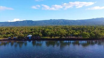 Sina PJ Beach Fales and Surf