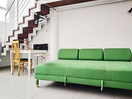 AirTLV Centrally Located Studio With Gallery