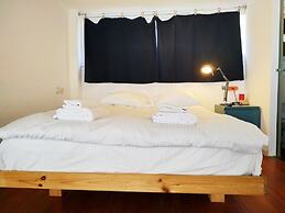 AirTLV Centrally Located Studio With Gallery