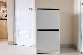 Modern and Bright 2BR Green Pramuka Apartment