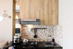 Modern and Bright 2BR Green Pramuka Apartment