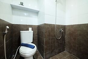 Homey 1BR with Spacious Living Room and Sofa Bed Green Pramuka Apartme