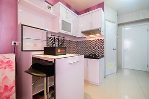 Homey 1BR with Spacious Living Room and Sofa Bed Green Pramuka Apartme