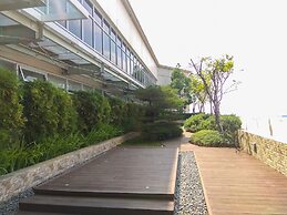 Spacious Studio Apartment @ Azalea Suites