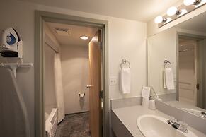 Dunvegan Inn and Suites