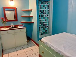 The Waterfront Inn - Hostel