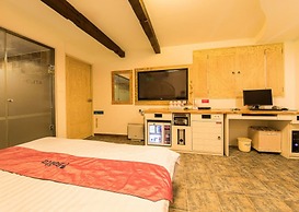 Belita N Goodtime Drive-in Motel