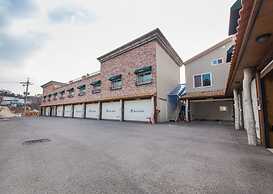 Belita N Goodtime Drive-in Motel