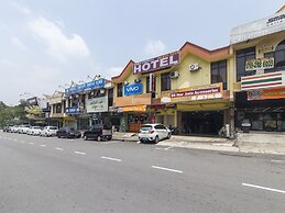 OYO 44072 Mines Cempaka Hotel