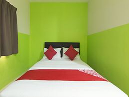 OYO 44072 Mines Cempaka Hotel