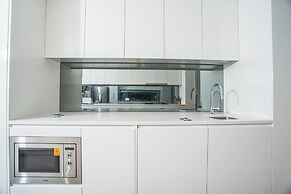 Minimalism Modern Apartment With Water View