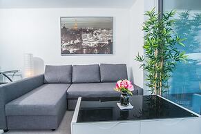 Minimalism Modern Apartment With Water View