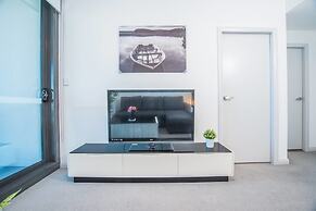 Minimalism Modern Apartment With Water View