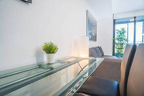 Minimalism Modern Apartment With Water View