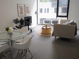 Luxury 1 Bedroom 1 Study With 1 Parking