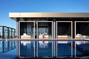 Luxury 1 Bedroom 1 Study With 1 Parking