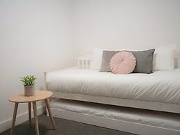 Luxury 1 Bedroom 1 Study With 1 Parking