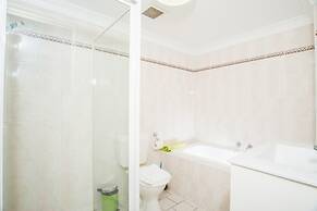 Spacious & Cozy Apartment In Heart Of Redfern