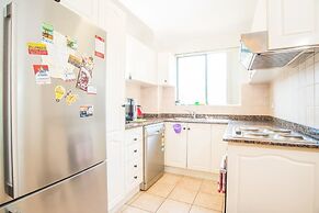 Spacious & Cozy Apartment In Heart Of Redfern