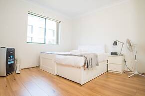 Spacious & Cozy Apartment In Heart Of Redfern