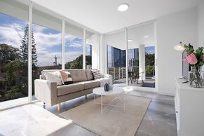 Wow Southport Apartment Near Light Rail Station