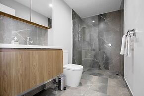 Wow Southport Apartment Near Light Rail Station