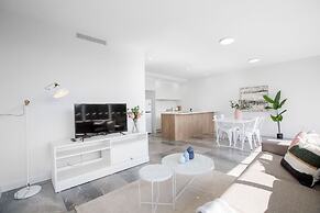 Wow Southport Apartment Near Light Rail Station