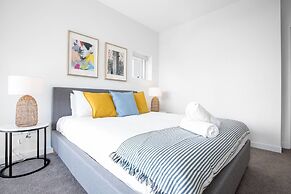 Wow Southport Apartment Near Light Rail Station