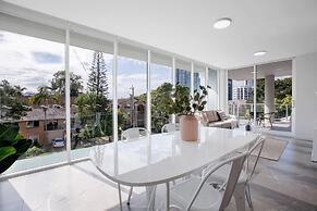 Wow Southport Apartment Near Light Rail Station