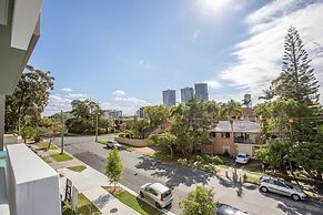 Wow Southport Apartment Near Light Rail Station