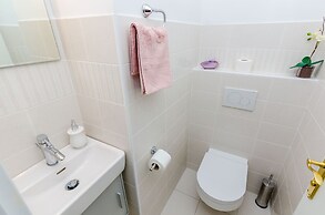 Villa Art Gallery - Six Bedroom Villa with Terrace and Swimming Pool