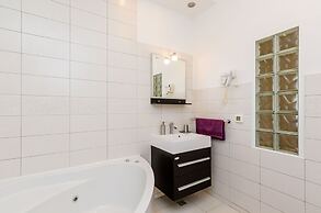 Villa Art Gallery - Six Bedroom Villa with Terrace and Swimming Pool