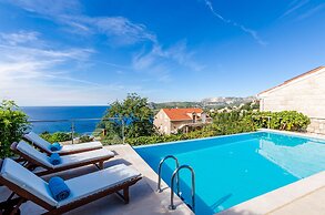 Villa Art Gallery - Six Bedroom Villa with Terrace and Swimming Pool