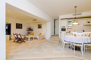 Villa Art Gallery - Six Bedroom Villa with Terrace and Swimming Pool
