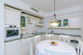 Villa Art Gallery - Six Bedroom Villa with Terrace and Swimming Pool