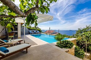 Villa Art Gallery - Six Bedroom Villa with Terrace and Swimming Pool