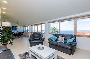 Villa Art Gallery - Six Bedroom Villa with Terrace and Swimming Pool