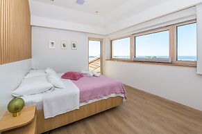 Villa Art Gallery - Six Bedroom Villa with Terrace and Swimming Pool