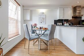 Spacious Apartment In The Heart Of Windsor