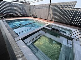 Kiwi Hotel & Apartments