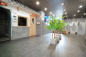 Kiwi Hotel & Apartments
