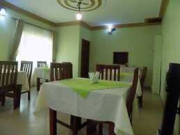 Deluxe Hotel - Ishaka