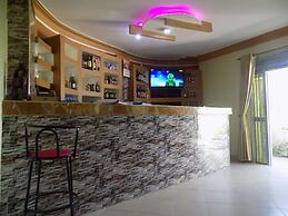 Deluxe Hotel - Ishaka