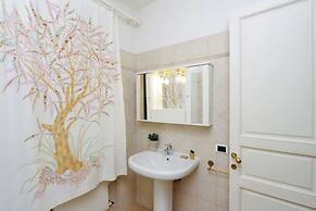 Unique Grand Trevi Fountain Apartment