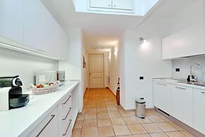 Unique Grand Trevi Fountain Apartment