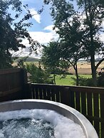 Silver Birch Lodge With Hot Tub Near Cupar, Fife