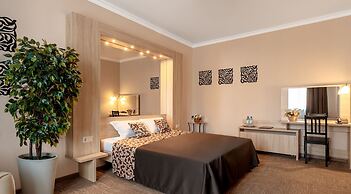 Cronwell Nika Center