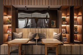 ZUR Studios & Suites