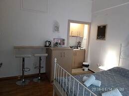 Modern ideally located studio apartment