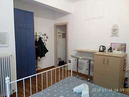 Modern ideally located studio apartment